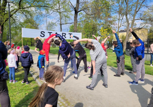 Tatusiowie podczas rozgrzewki.