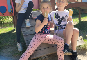 Dzieci jedzą lody.