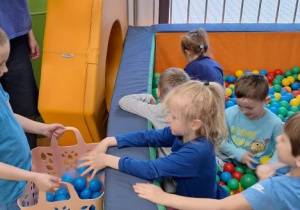 Wybieramy tyko niebieskie piłeczki.