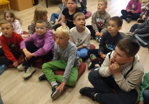 dzieci na podłodze