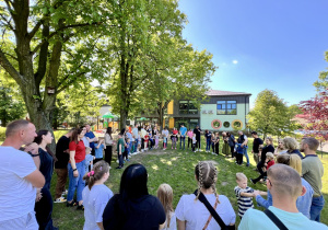 rodzice i dzieci w kręgu