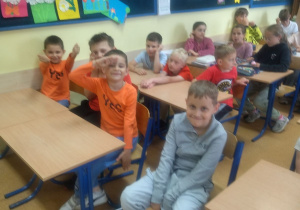 dzieci w ławkach