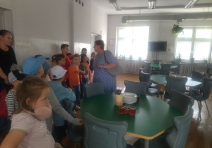 zwiedzamy stołówkę