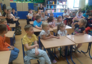 dzieci siedzą w klasie
