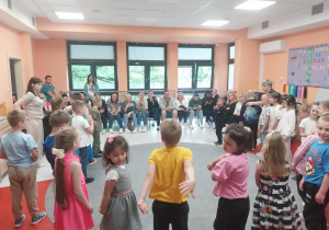 Dzieci przygotowują się do występu dla rodziców