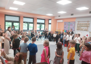 Dzieci prezentują piosenkę dla mamy i taty