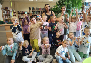 Dzieci pozują do wspólnego zdjęcia
