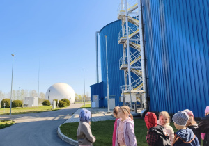 Podczas oprowadzania po zewnętrznej części siedziby