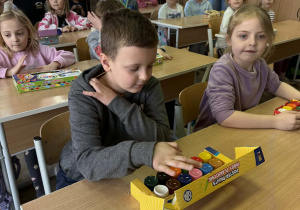 Piotr i Julia w szkolnej ławce