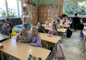 Rybki w szkolnych ławkach