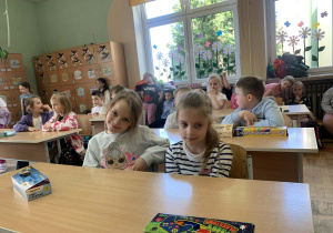 Helena i Maja w szkolnej ławce