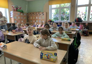 Julia i Marysia w szkolnej ławce
