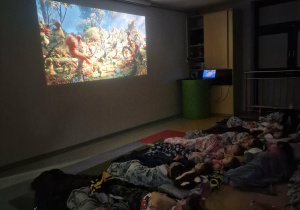 Kino Bambino-dzieci oglądają bajkę