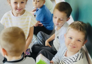 Dziewczynki wręczają drobny upominek