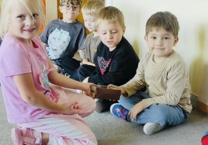Dziewczynki wręczają drobny upominek