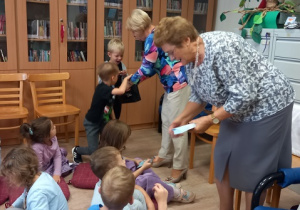 Pamiątkowe zakładki do książek - dzieci otrzymały od Seniorek