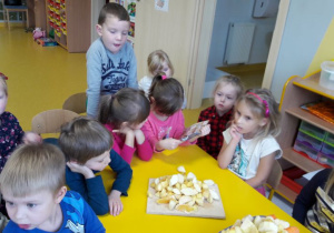 Dzieci samodzielnie pokroiły przyniesione do przedszkola owoce.