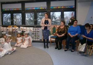 Powitanie rodziców przez dyrektor przedszkola