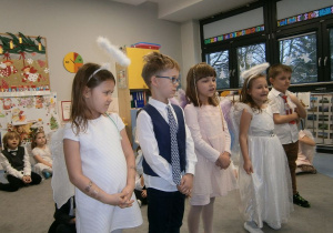 Wigilijny wieczór to wiersz recytowany przez trzy dziewczyki i chłopca