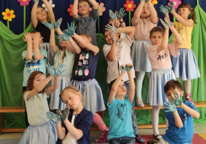 wspólne zdjęcie dziecina tle niebieskich motyli