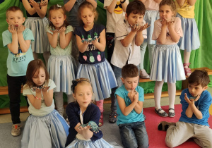 wspólne zdjęcie dzieci z motylami w dłoniach