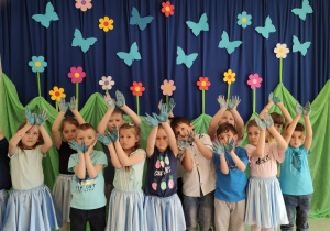 wspólne zdjęcie dzieci z rękoma trzymanymi do góry