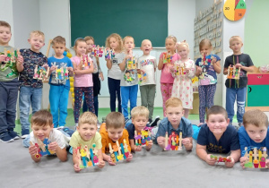Zajączki z ochotą prezentują swoje dzieła.