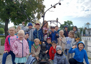 Fontanna z chłopcem pod jabłonką