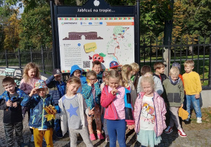 Mapa "Śladami Jabłcusia" - Zajączki patrzą dokąd powędrują na kolejną wycieczkę.