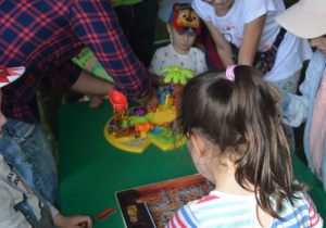 stanowisko z grami grupy Bratki