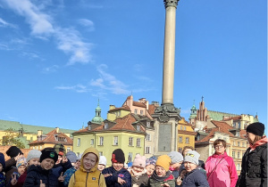 Zajączki na Starówce. Pierwszym zabytkiem, o którym opowiadał nam przewodnik to kolumna Króla Zygmunta.