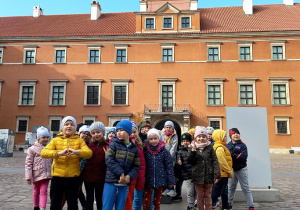 Zajączki na dziedzińcu Zamku Królewskiego.