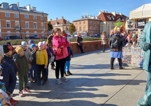 Zajączki dziekują głównemu architektowi, który odbudował Stolicę.