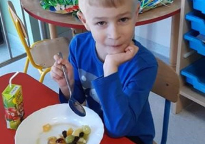 Mikołaj lubi owoce w sałatce.