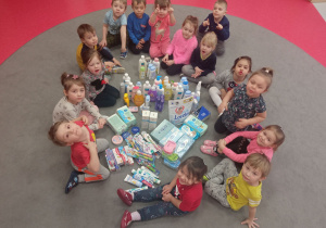 grupowe zdjęcie Pszczółek z zebranymi produktami