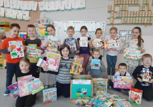 grupowe zdjęcie Kasztanków z zebranymi produktami