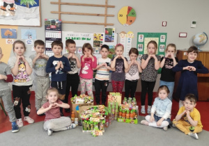 grupowe zdjęcie Jagódek z zebranymi produktami