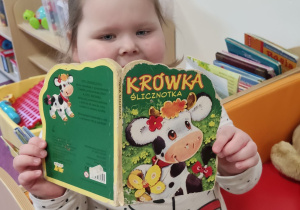 Marysia z książeczką