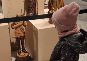 Pola ogląda rzeźby