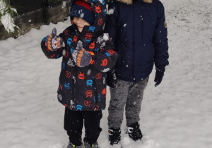 chłopcy na śniegu
