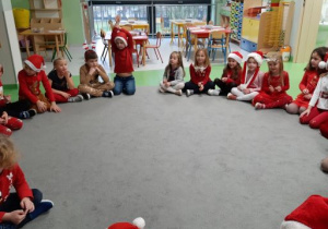 Dzieci czekają na przybycie Mikołaja.
