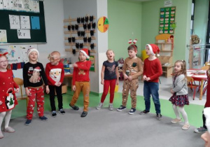 Dzieci śpiewają Mikołajowi piosenkę.