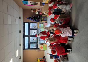 Dzieci rozmawiają z Mikołajem.