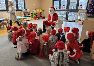 Dzieci słuchają opowieści Mikołaja.