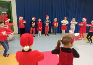 Dzieci prezentują układ taneczny do piosenki