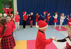 Dzieci prezentują układ taneczny do piosenki