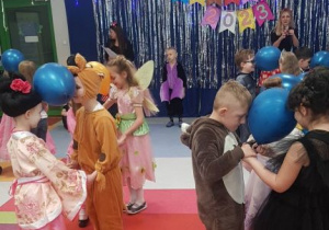 Dzieci uczestniczą w konkursie z balonami.