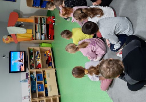 Dzieci oglądają film edukacyjny na temat powstawania wulkanów.