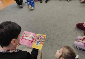 dzieci słuchają książki
