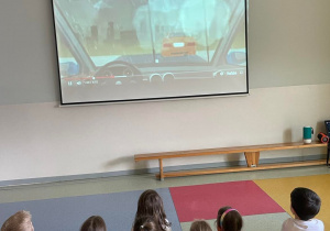 dzieci oglądają film o zanieczyszczeniu powietrza